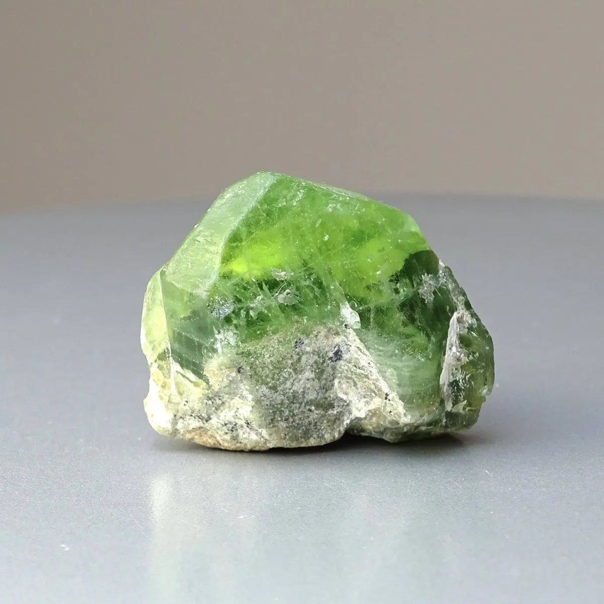 Peridot /Olivín přírodní krystal 66,6g Pakistán