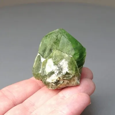 Peridot /Olivín přírodní krystal 66,6g Pakistán