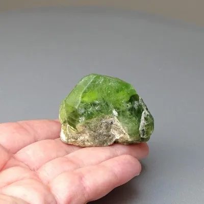 Peridot /Olivín přírodní krystal 66,6g Pakistán