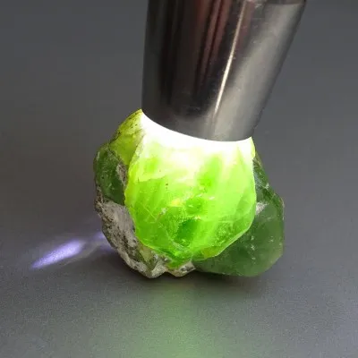Peridot /Olivín přírodní krystal 34,7g Pakistán