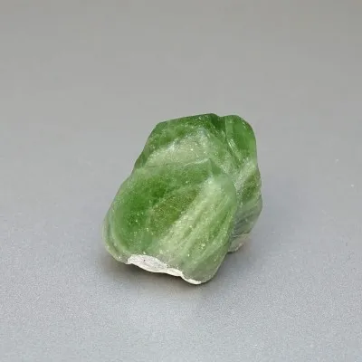 Peridot /Olivín přírodní krystal 37,3g Pakistán