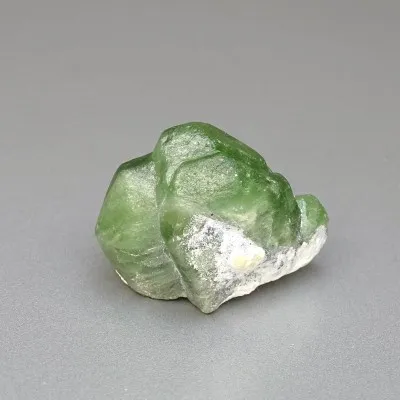 Peridot /Olivín přírodní krystal 37,3g Pakistán