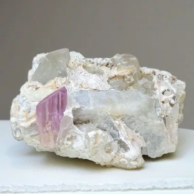 Kunzit-Naturkristall kombiniert mit Pollucit und Kristall 889g, Afghanistan