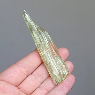 Hiddenit přírodní krystal 22,4g, Afganistán