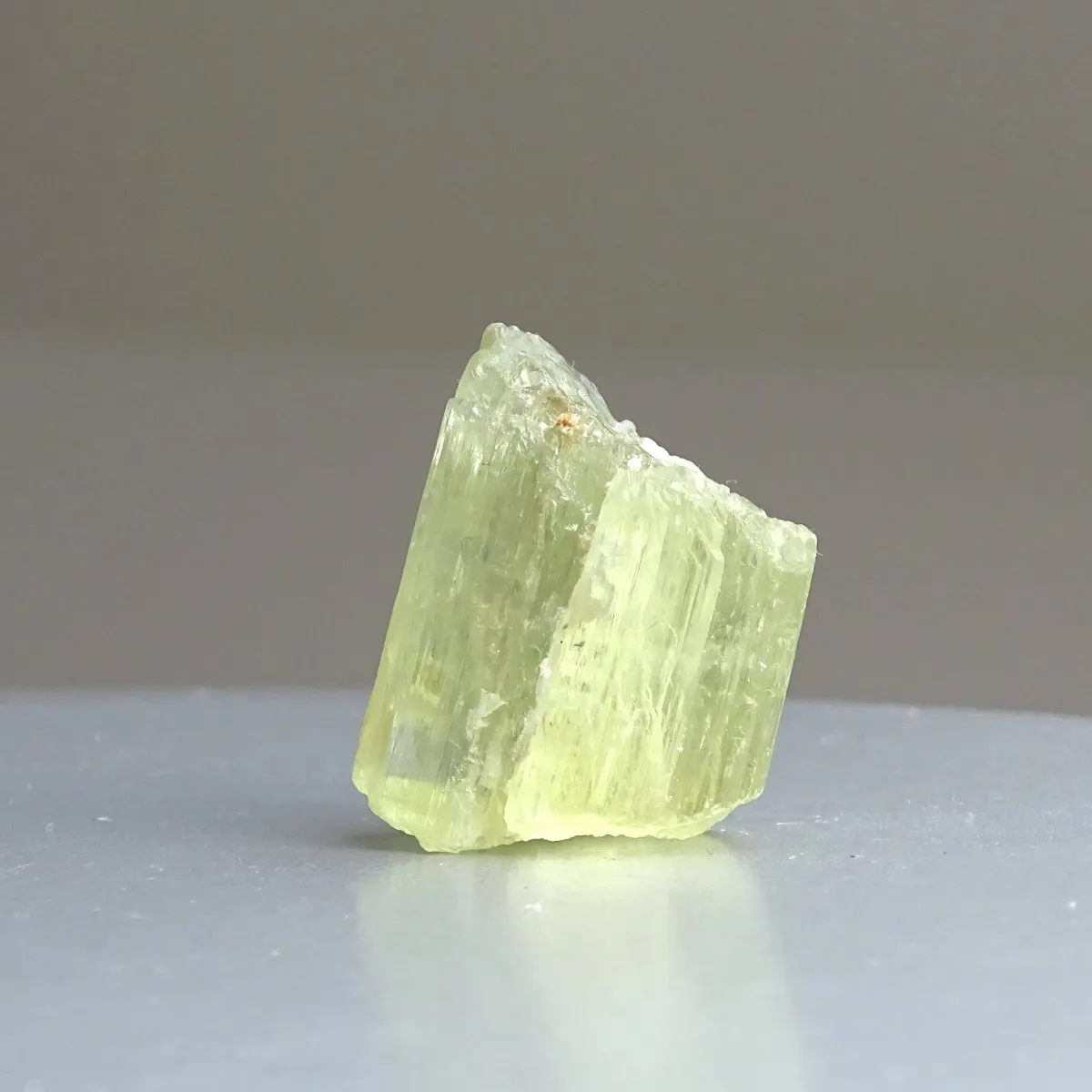 Hiddenit přírodní krystal 19,7g, Afganistán