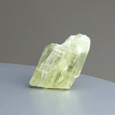 Hiddenit přírodní krystal 16,9g, Afganistán