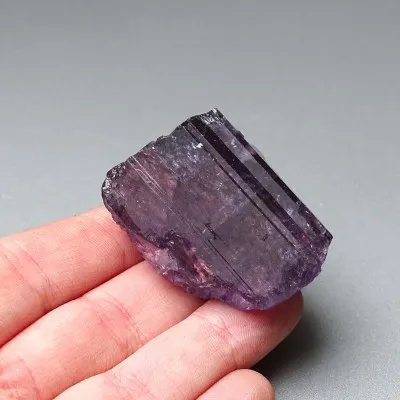Scapolit lila Naturkristall 59,3g, Afghanistan
