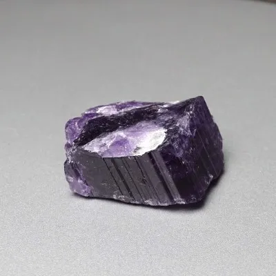 Skapolit fialový přírodní krystal 47,6g, Afganistán