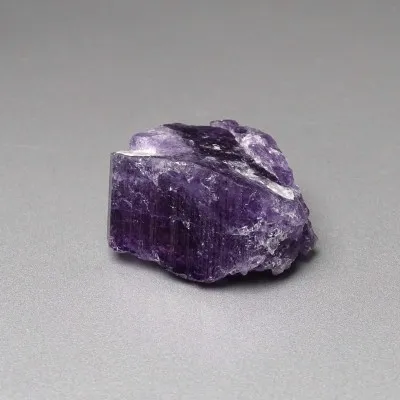 Skapolit fialový přírodní krystal 47,6g, Afganistán