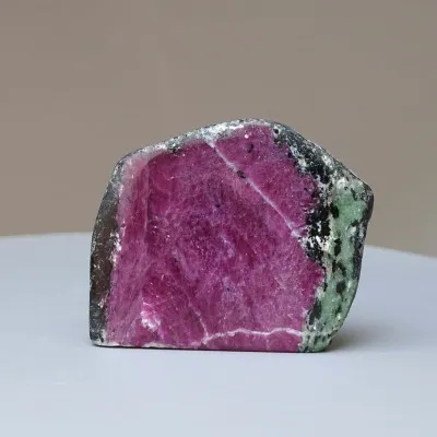 Rubin in Zoisit polierter Platte 54g, Tansania