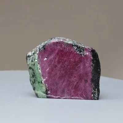 Rubin in Zoisit polierter Platte 54g, Tansania