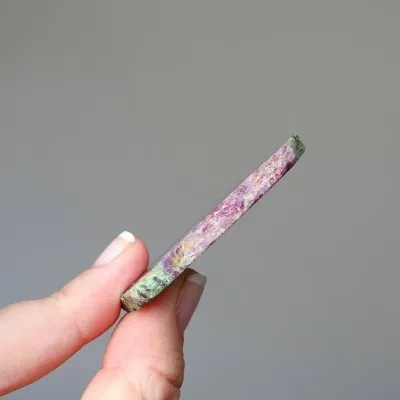 Rubin in Zoisit polierter Platte 33g, Tansania