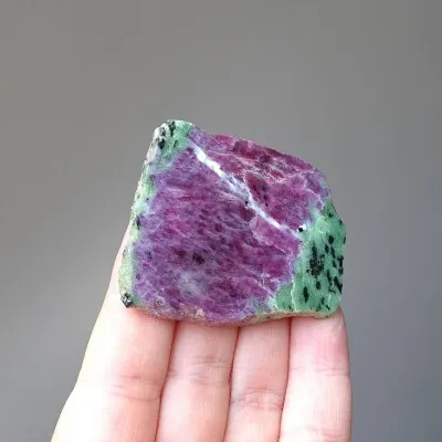 Rubin in Zoisit polierter Platte 33g, Tansania