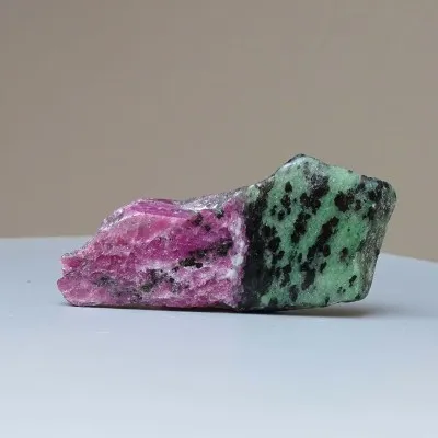 Rubin in Zoisit polierter Platte 51g, Tansania