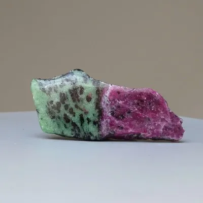 Rubin in Zoisit polierter Platte 51g, Tansania