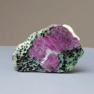 Rubin in Zoisit polierter Platte 35g, Tansania