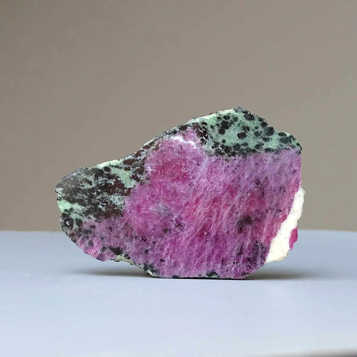 Rubin in Zoisit polierter Platte 35g, Tansania