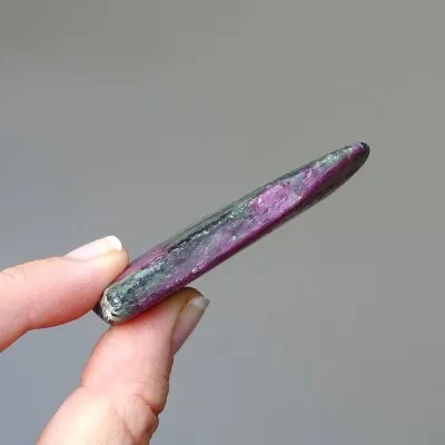 Ruby in zoisite polished plate 60g, Tanzania