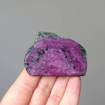 Ruby in zoisite polished plate 60g, Tanzania