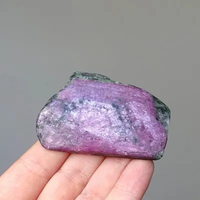 Ruby in zoisite polished plate 60g, Tanzania