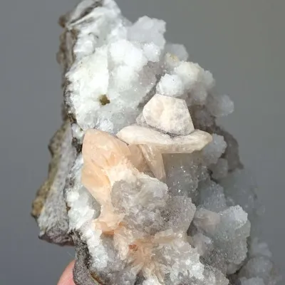 Apophyllite, chalcedony, stilbit druse 140g, India
