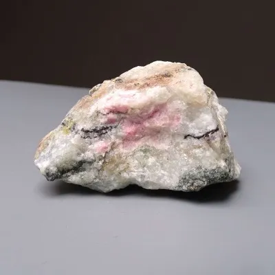 Tugtupit vzácný minerál 104g, fluorescence pod UV, Grónsko