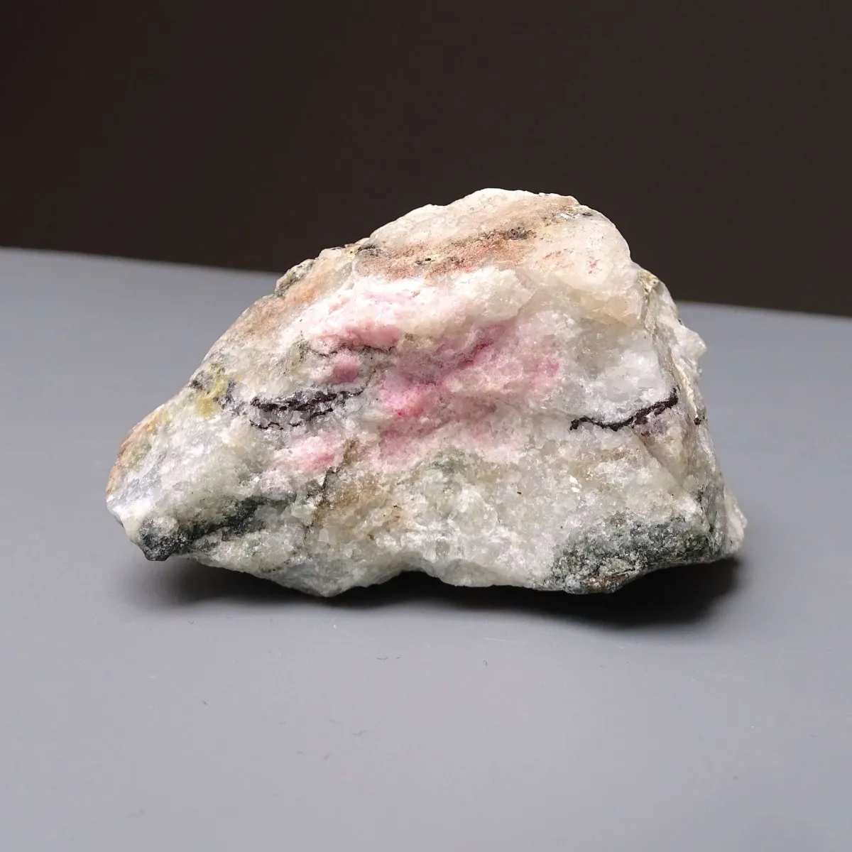Tugtupit, seltenes Mineral, 104 g, Fluoreszenz unter UV, Grönland