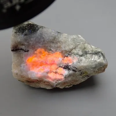 Tugtupit vzácný minerál 104g, fluorescence pod UV, Grónsko