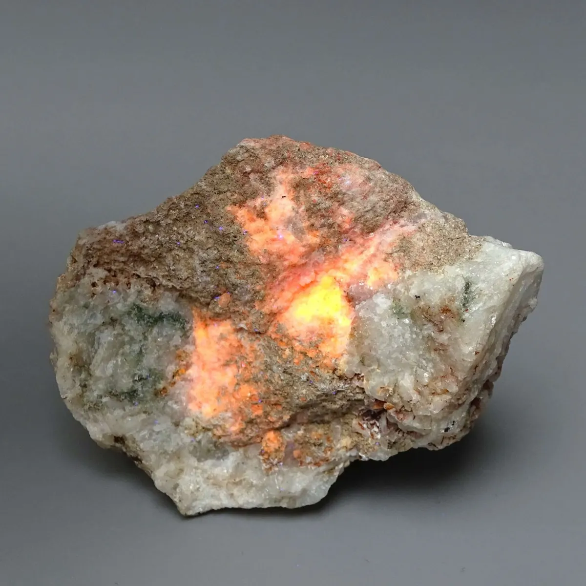 Tugtupit, seltenes Mineral 109g, Fluoreszenz unter UV, Grönland