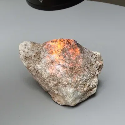 Tugtupit, seltenes Mineral 109g, Fluoreszenz unter UV, Grönland