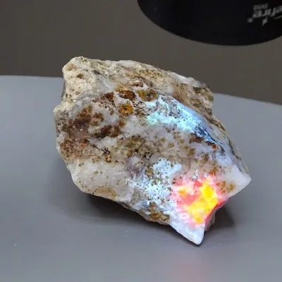 Tugtupit vzácný minerál 273g, fluorescence pod UV, Grónsko