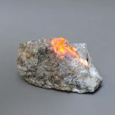 Tugtupit vzácný minerál 70g, fluorescence pod UV, Grónsko