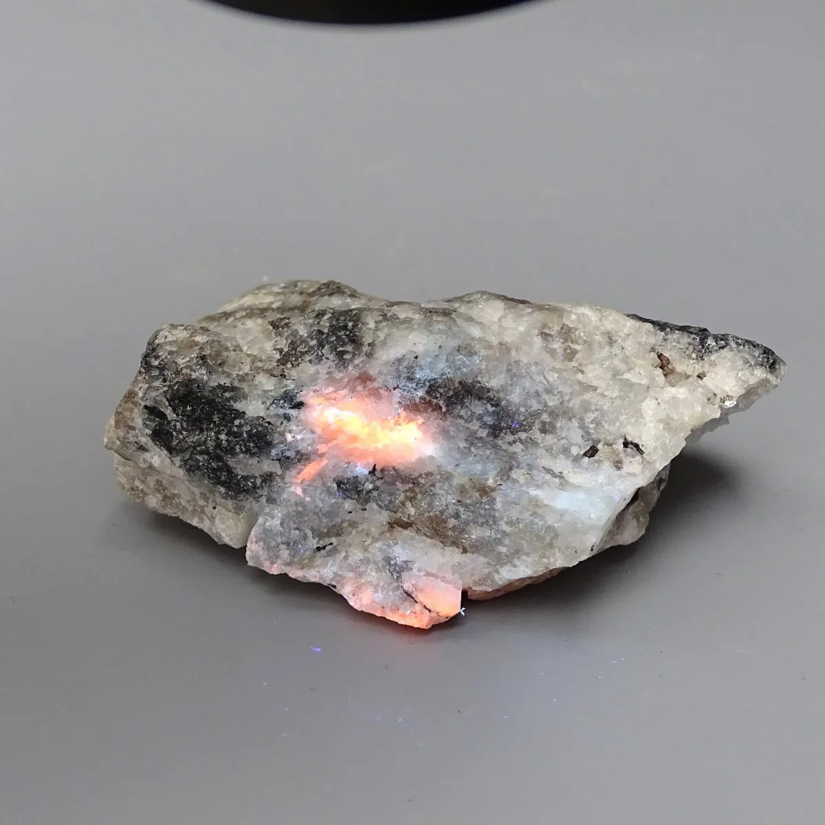 Tugtupit vzácný minerál 70g, fluorescence pod UV, Grónsko