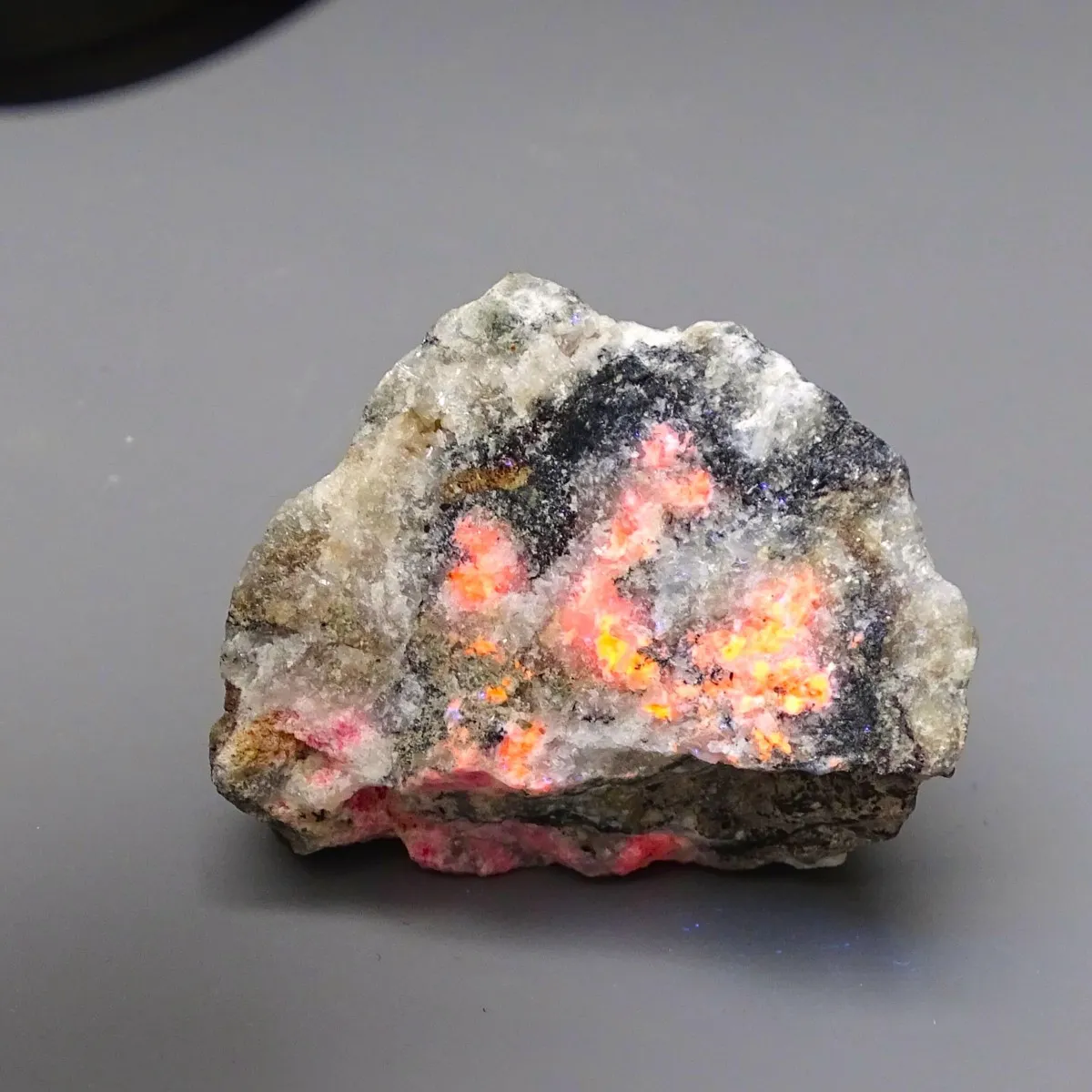Tugtupit vzácný minerál 77g, fluorescence pod UV, Grónsko