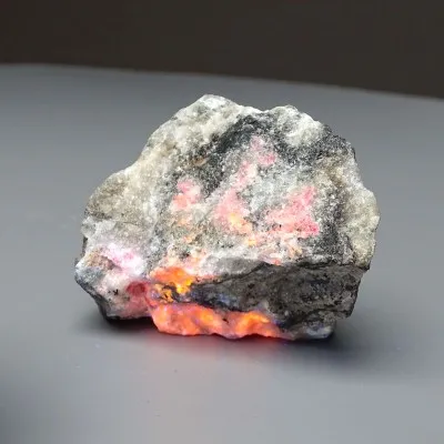 Tugtupit vzácný minerál 77g, fluorescence pod UV, Grónsko