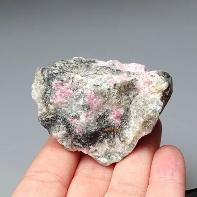Tugtupit vzácný minerál 77g, fluorescence pod UV, Grónsko