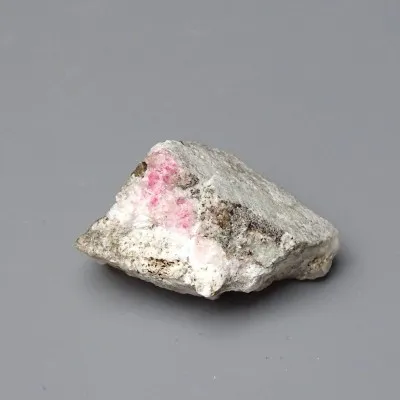 Tugtupit vzácný minerál 24g, fluorescence pod UV, Grónsko