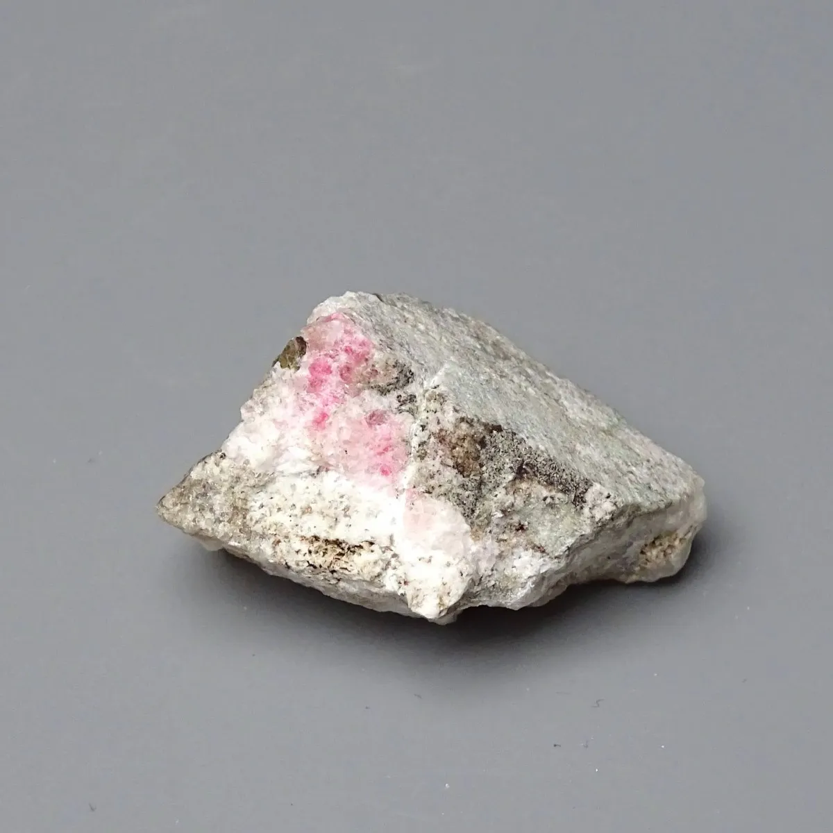 Tugtupit rare mineral 24g, fluorescence under UV, Greenland