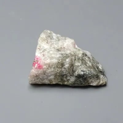 Tugtupit, seltenes Mineral 31g, Fluoreszenz unter UV, Grönland