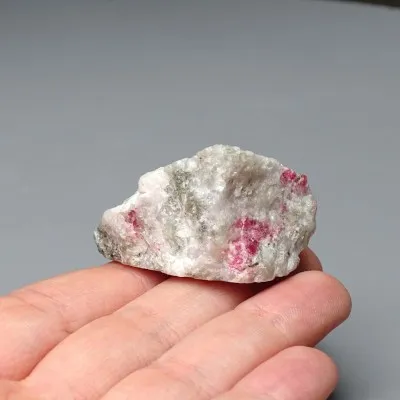 Tugtupit vzácný minerál 31g, fluorescence pod UV, Grónsko