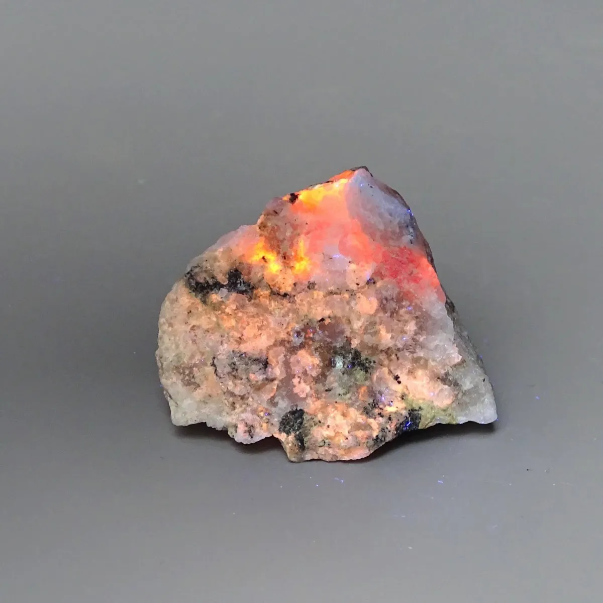 Tugtupit rare mineral 23g, fluorescence under UV, Greenland