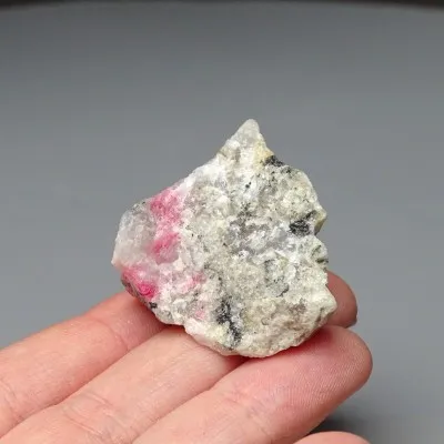 Tugtupit, seltenes Mineral 31g, Fluoreszenz unter UV, Grönland