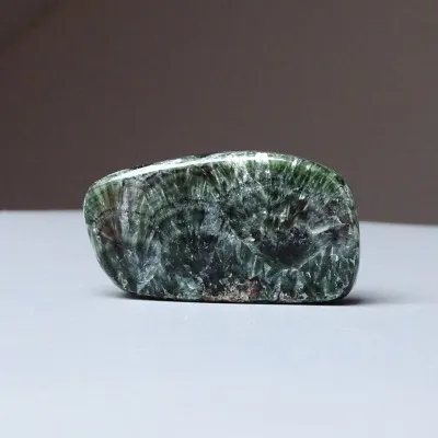 Seraphinit polierte Platte 34,2g, Russland | Sammlermineral