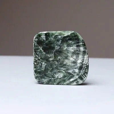 Seraphinit polierte Platte 28,5g, Russland | Sammlermineral