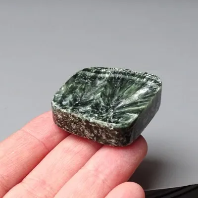 Serafinit leštěný plát 28,2g, Rusko | Sběratelský minerál