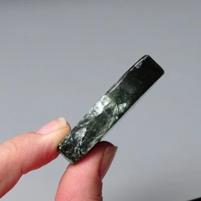 Serafinit leštěný plát 25,2g, Rusko | Sběratelský minerál