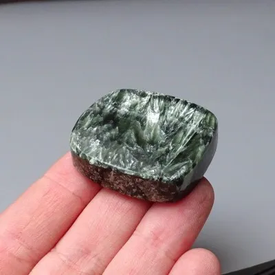 Serafinit leštěný plát 27,2g, Rusko | Sběratelský minerál