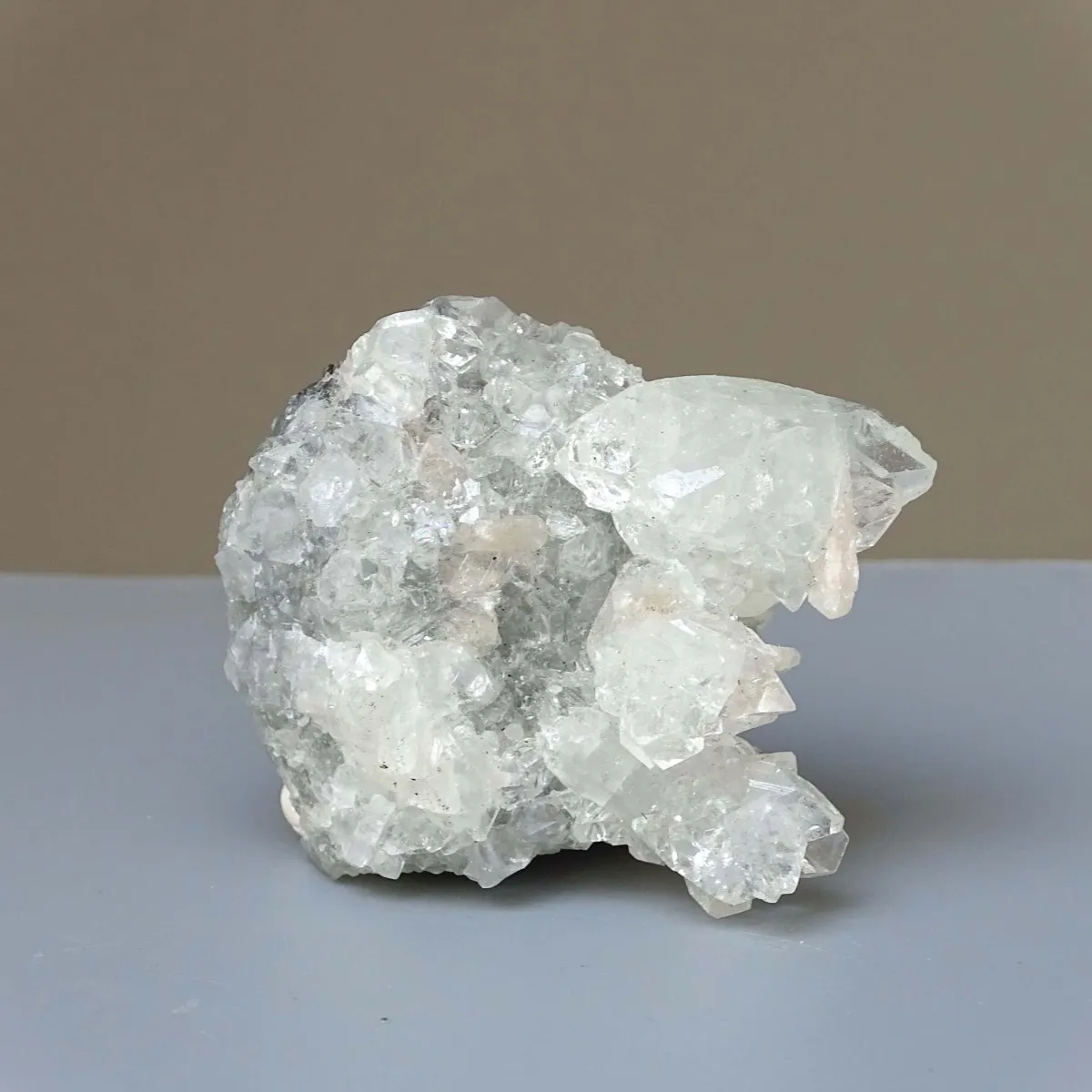 Apophyllite druse 53g, India