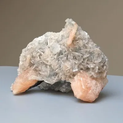 Apophyllit-Drusenkristalle und Stilbit 178 g, Indien