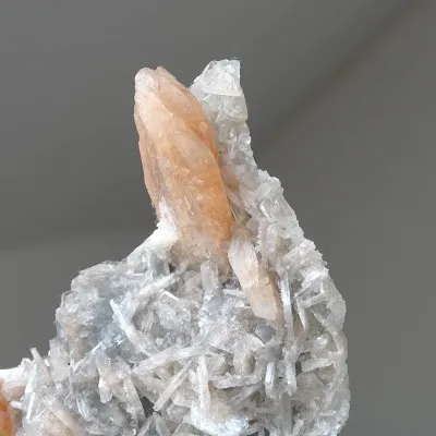 Apophyllit-Drusenkristalle und Stilbit 178 g, Indien